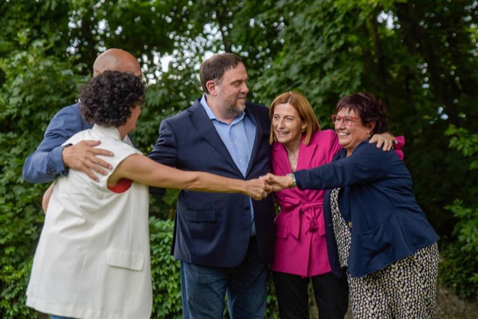 El líder de ERC, Oriol Junqueras, la expresidenta del Parlament Carme Forcadell y los exconsellers Raül Romeva y Dolors Bassa se reencuentran con la secretaria general del partido, Marta Rovira, en Gineza (Suiza)