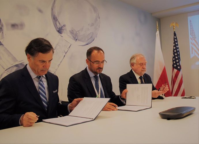 Westinghouse leaders sign USTDA FEED grant in Poland on June 30, 2021