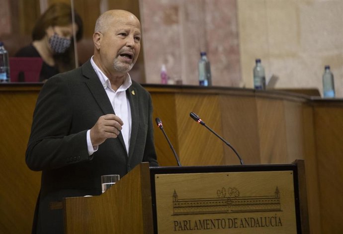 Archivo - El consejero de Educación, Javier Imbroda, en el Parlamento, en una imagen de archivo