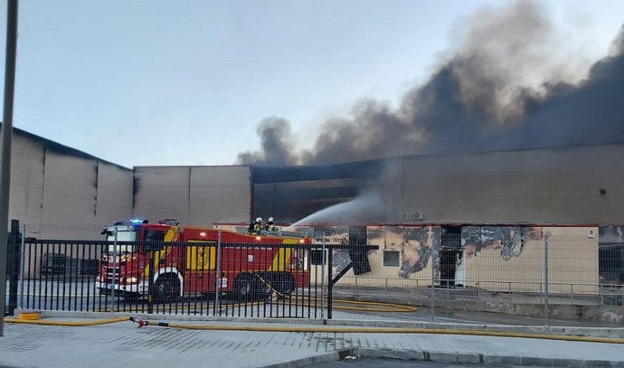 Efectivos de Bomberos intervienen en el incendio de Otura (Granada)