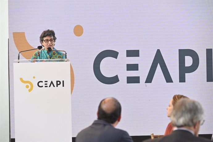 La ministra de Asuntos Exteriores ha presidido la Cena de la Asamblea Anual de Socios de CEAPI, celebrada este miércoles 30 de noviembre en el Real Casino de Madrid.