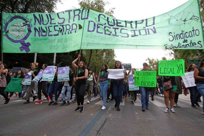 Archivo - Mujeres sostienen pancartas y carteles durante una protesta a favor de la legalización del aborto.