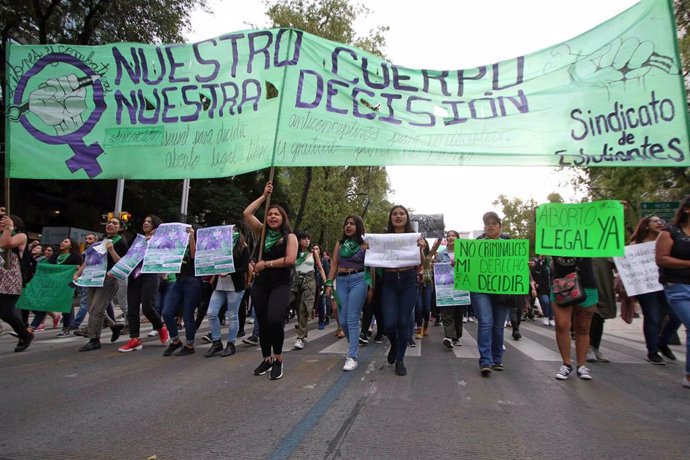 Archivo - Mujeres sostienen pancartas y carteles durante una protesta a favor de la legalización del aborto.
