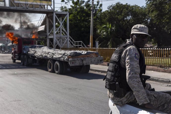 Archivo - Un policía en Puerto Príncipe, Haití