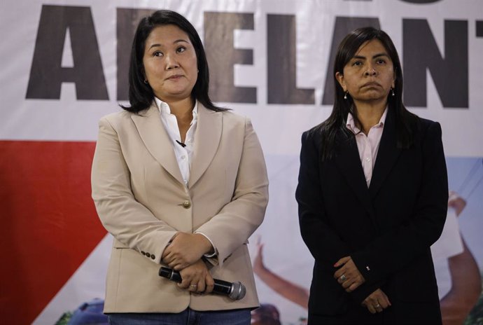 10 June 2021, Peru, Lima: Presidential candidate and leader of the Popular Force party Keiko Fujimori (L) attends a press conference at her premises in Surco district. Four days after the presidential election in Peru, the public prosecutor's office has