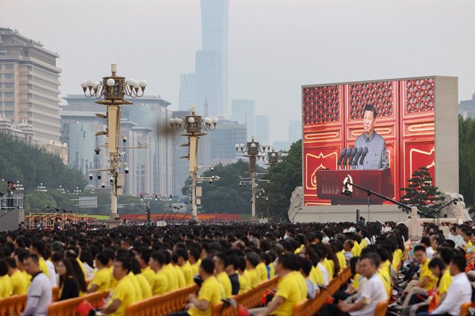 Una pantalla grande muestra al presidente chino, Xi Jinping, pronuncia un discurso durante la celebración del centenario de la fundación del Partido Comunista Chino en la Plaza de Tiananmen.