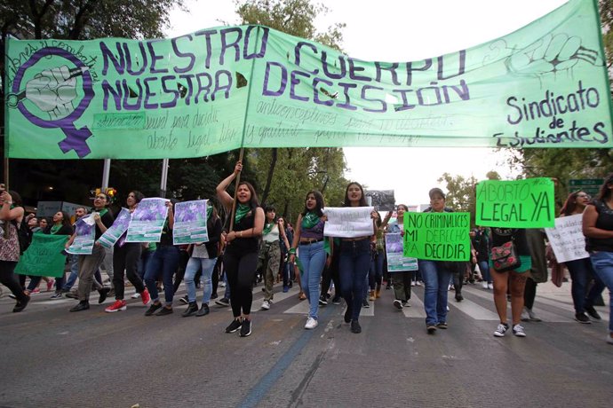Archivo - 28 September 2019, Mexico, Mexico City: Women hold placards and banners during a protest in favor of the legalization of abortion. Photo: -/El Universal via ZUMA Wire/dpa