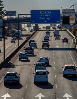 Archivo - Afluencia de tráfico en  la autopista Sevilla.Huelva, el primer fin de semana con movilidad entre provincias, donde muchos sevillanos ha aprovechado estas circunstancias  para ir a las playas de la provincia de Huelva, a 30 de abril del 2021, en