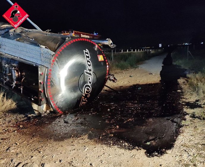 Tráiler bolcat i accidentat amb mercaderia