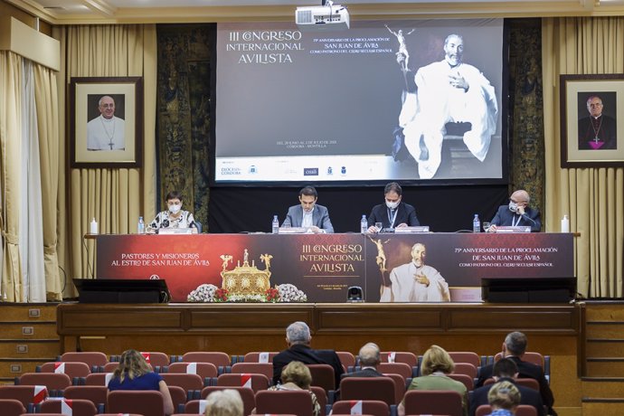 Una de las ponencias en el III Congreso Internacional Avilista.