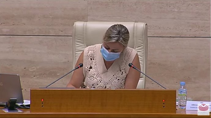 La presidenta de la Asamblea de Extremadura, Blanca Martín, en el pleno de la Cámara regional donde ha leído una declaración institucional con motivo del Día del Orgullo LGTBI