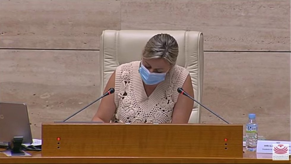 La presidenta de la Asamblea de Extremadura, Blanca Martín, en el pleno de la Cámara regional donde ha leído una declaración institucional con motivo del Día del Orgullo LGTBI