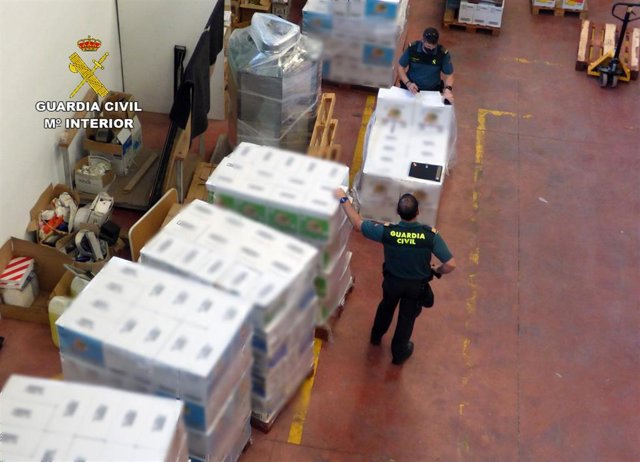 Agentes de la Guardia Civil, junto a los productos intervenidos