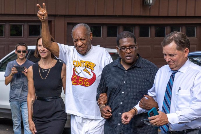 30 June 2021, US, Elkins Park: US actor Bill Cosby (2nd L) walks to briefly address the media with his attorney Jennifer Bonjean (L) and spokesman Andrew Wyatt (2nd R) in front of his home after the Pennsylvania Supreme Court overturned his sexual assau