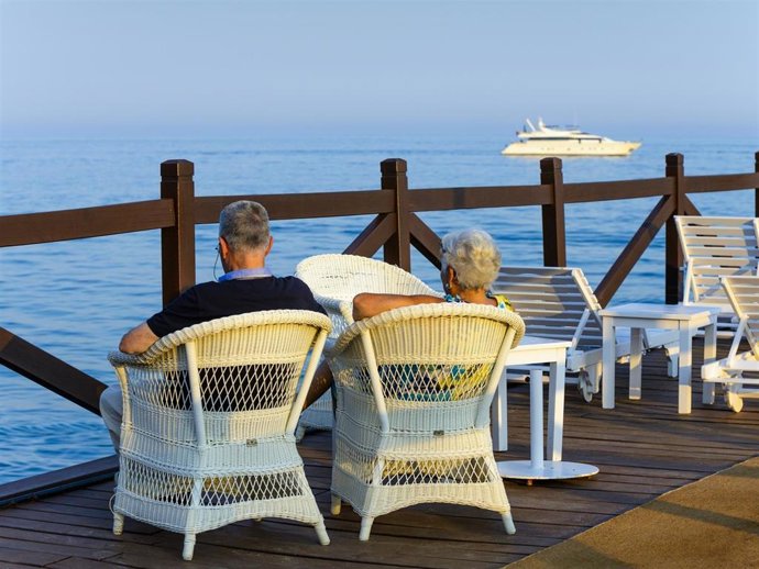 Archivo - Dos turistas en la Costa del Sol