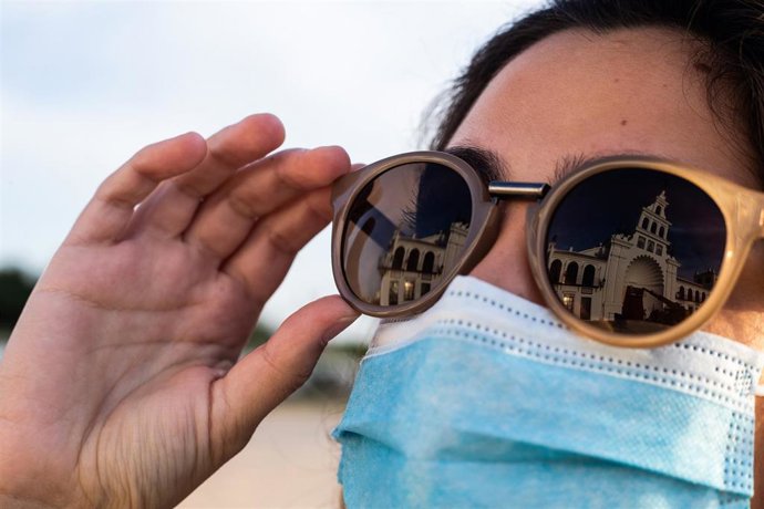 Archivo - Reflejo en gafas de sol