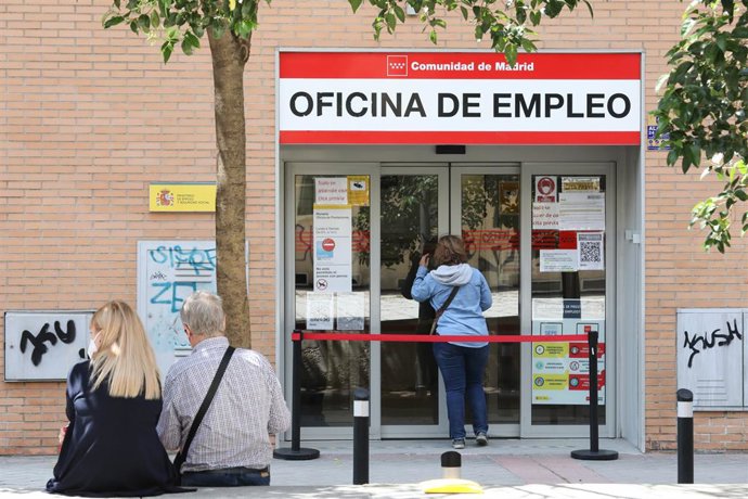 Una mujer entra a una oficina del SEPE, el día en el que se han conocido los datos de paro de mayo, a 2 de junio de 2021, en Madrid (España). El número de parados registrados en las oficinas de los servicios públicos de empleo (antiguo Inem) bajó en 129