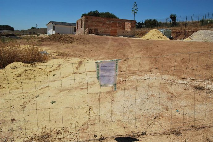 Parcela ilegal precintada en Arcos por Inspección Urbanística de la Consejería de Fomento, Infraestructuras y Ordenación del Territorio de la Junta de Andalucía.