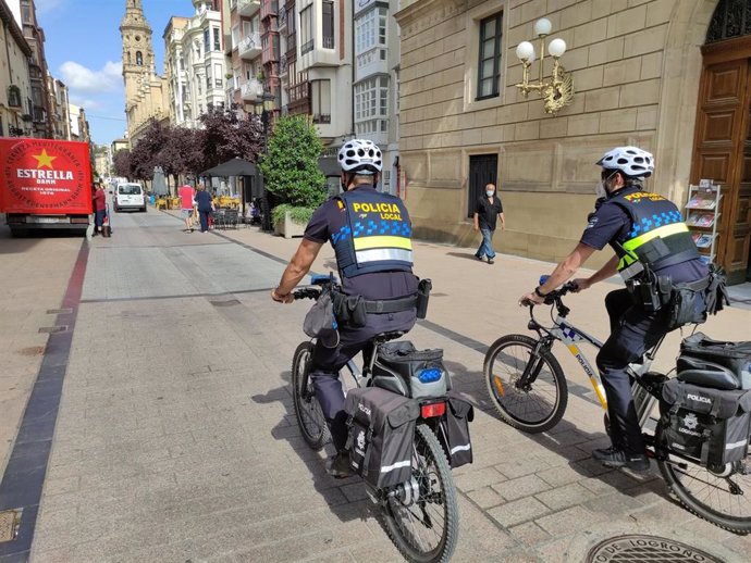 Agentes de la Policía Local de Logroño patrullando en bicicleta.
