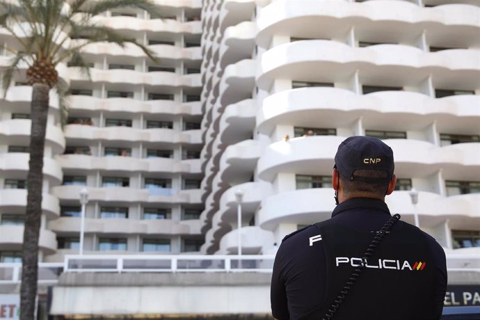Un policía nacional hace guardia frente al hotel Palma Bellver, donde estaban confinados 249 jóvenes que han tenido relación directa o indirecta con el brote de un viaje de estudios a Mallorca