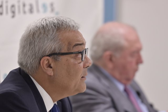Vista de perfil del director general de DigitalEs, Víctor Calvo-Sotelo, y del presidente de la asociación, Eduardo Serra, en una rueda de prensa celebrada este lunes, 1 de julio