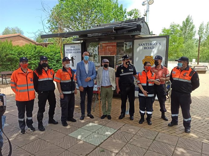 El alcalde (C) junto a los voluntarios del punto de atención al peregrino de Puente Castro.