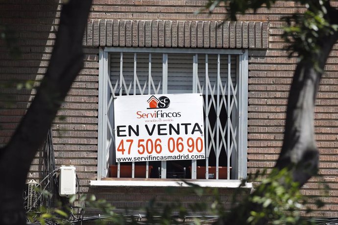 Archivo - Cartel de 'En venta' en la ventana de un piso en Madrid.