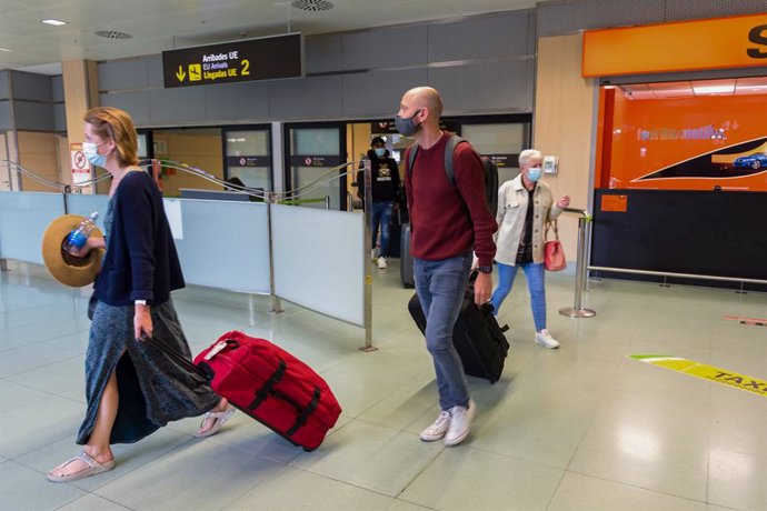 Pasajeros procedentes de un vuelo con origen Gran Bretaña salen del Aeropuerto de Ibiza, a 30 de junio de 2021, en Ibiza, Islas Baleares, (España). 