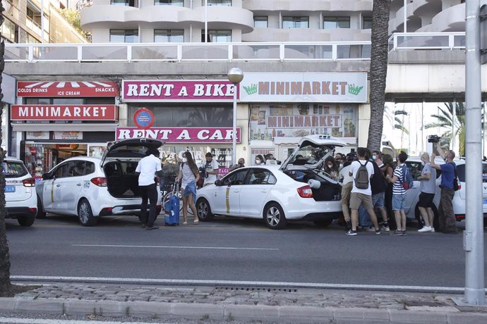 Salida de jóvenes del hotel Palma Bellver, donde estaban confinados jóvenes por el macrobrote.