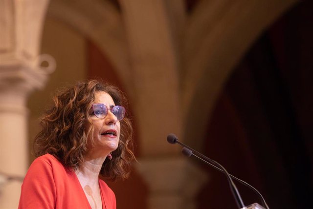 La ministra de Hacienda y portavoz del Gobierno, María Jesús Montero, durante su intervención en los Encuentros SER Andalucía donde ha sido presentada por el alcalde de Sevilla y candidato del PSOE-A a la Presidencia de la Junta, Juan Espadas. A 01 de jul