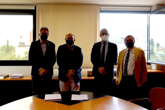 De izquierda a derecha, el presidente del CSC, Manel Ferré, el rector de UIC Barcelona, Xavier Gil, el director general del CSC, José Augusto García y el director de UIC Barcelona School of Architecture, Josep Lluis i Ginovart.