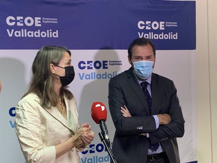 La presidenta de CEOE Valladolid, Ángela de Miguel, junto al alcalde de la ciudad, Óscar Puente.