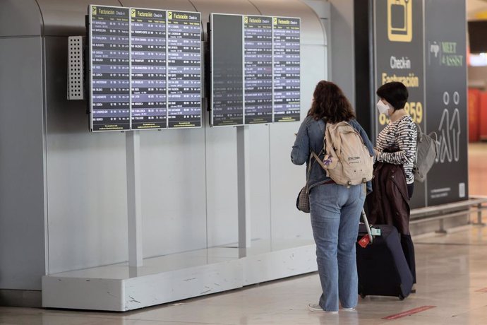 Archivo - Dos pasajeras en la terminal T4 del Aeropuerto Adolfo Suárez - Madrid Barajas, a 24 de mayo de 2021, en Madrid, (España). Tal y como indicó el presidente del Gobierno la pasada semana, desde este lunes está permitida la entrada de turistas pro
