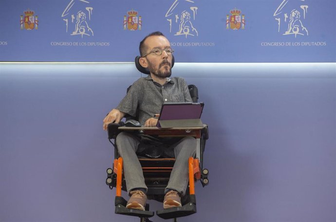 El portavoz de Unidas Podemos en el Congreso, Pablo Echenique, interviene en una rueda de prensa en el Congreso de los Diputados.