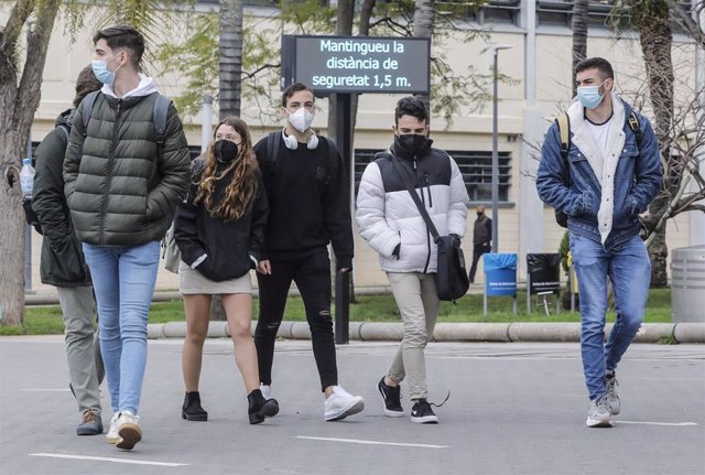 Archivo - Varios estudiantes caminan en las inmediaciones de la Universitat Politècnica de València