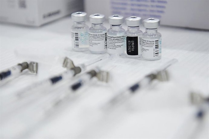 Archivo - Viales de Pfizer