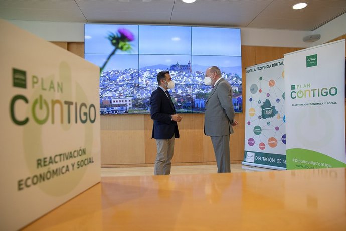 El presidente de la Diputación de Sevilla, Fernando Rodríguez Villalobos, y el alcalde de Las Cabezas de San Juan, Francisco Toajas