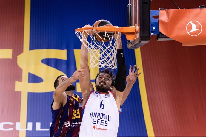 Archivo - Sertac Sanli of Anadolus Efes Istambul shoots over Nikola Mirotic of Fc Barcelona during the Turkish Airlines EuroLeague match between Fc Barcelona and Anadolus Efes Istambul at Palau Blaugrana on February 04, 2021 in Barcelona, Spain.