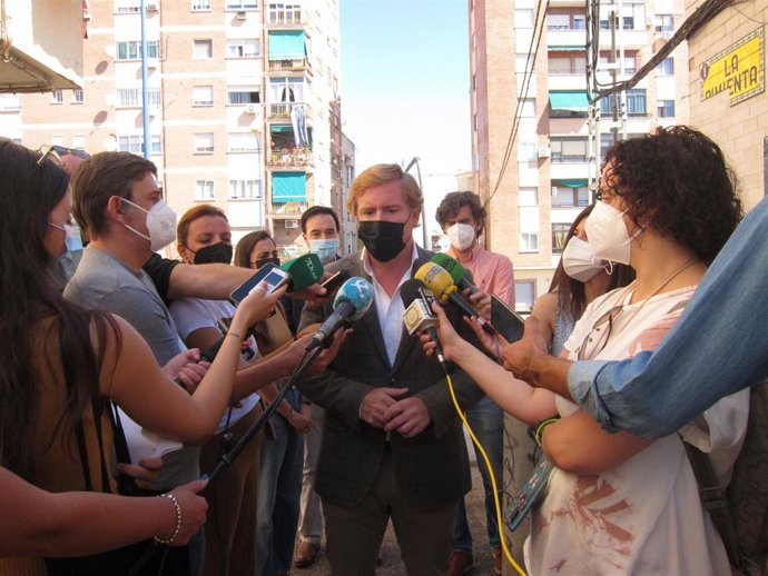 El alcalde de Badajoz, Ignacio Gragera, atiende a los medios