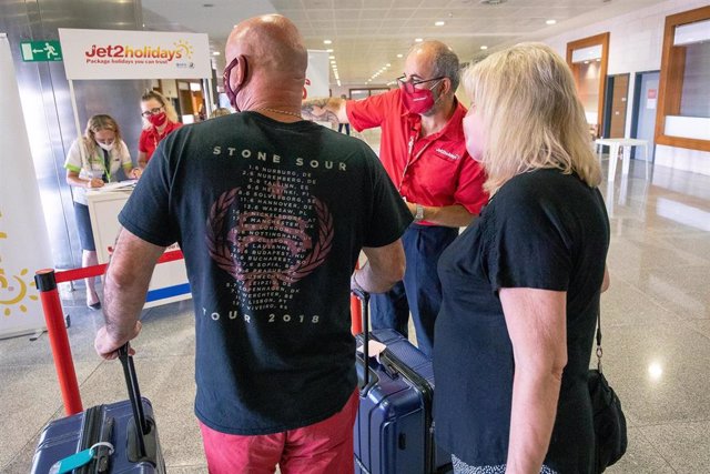Llegada de turistas británicos al aeropuerto de Mahón este jueves, en los primeros vuelos tras la entrada en vigor de la inclusión de Baleares en la lista verde del semáforo COVID de Reino Unido.
