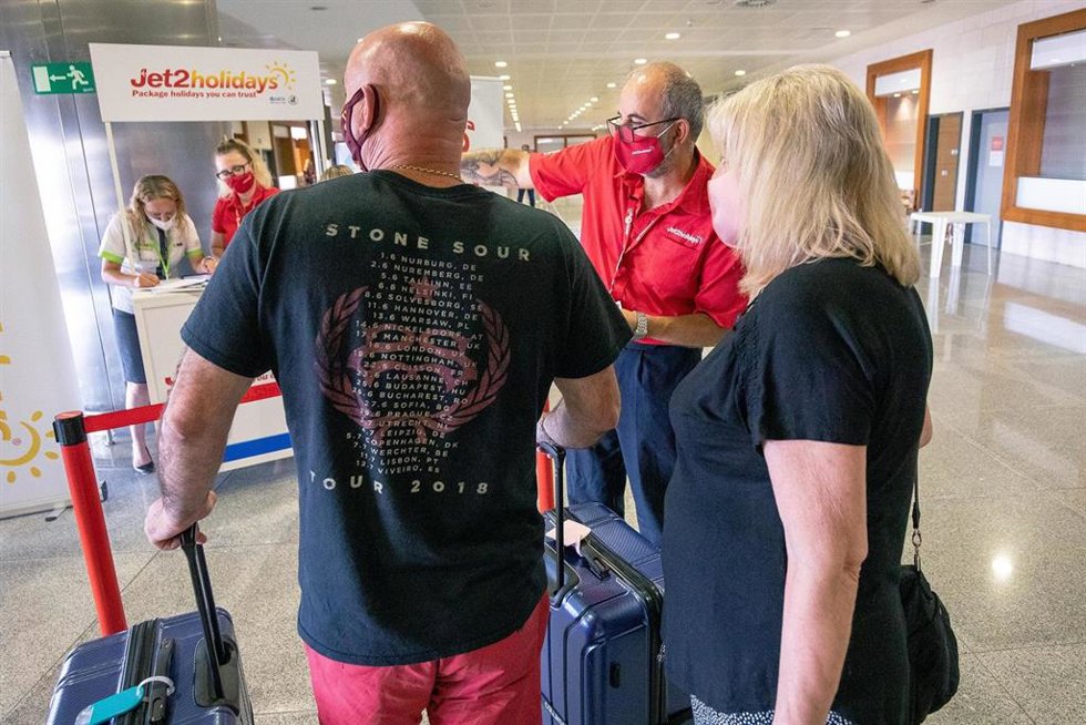 Llegada de turistas británicos al aeropuerto de Mahón este jueves, en los primeros vuelos tras la entrada en vigor de la inclusión de Baleares en la lista verde del semáforo COVID de Reino Unido.
