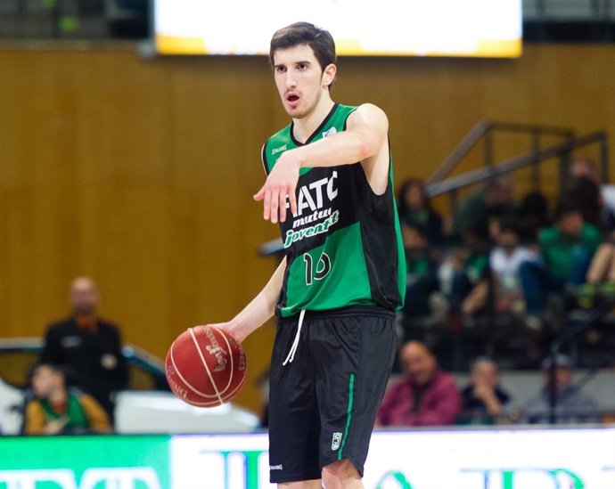 Archivo - El base Guillem Vives durante el partido de la Liga Endesa entre el Joventut y el Ucam Murcia en el Palau Olimpic de Badalona, en mayo de 2014, en su primera etapa como verdinegro