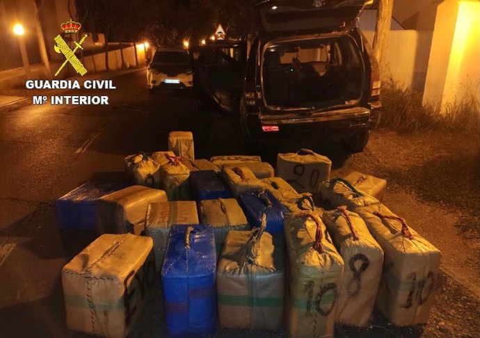 Fardos interenidos por la Guardia Civil.