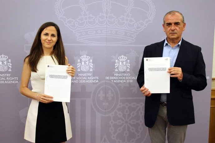 La ministra Ione Belarra y el presidente de la Plataforma del Tercer Sector, Luciano Poyato.