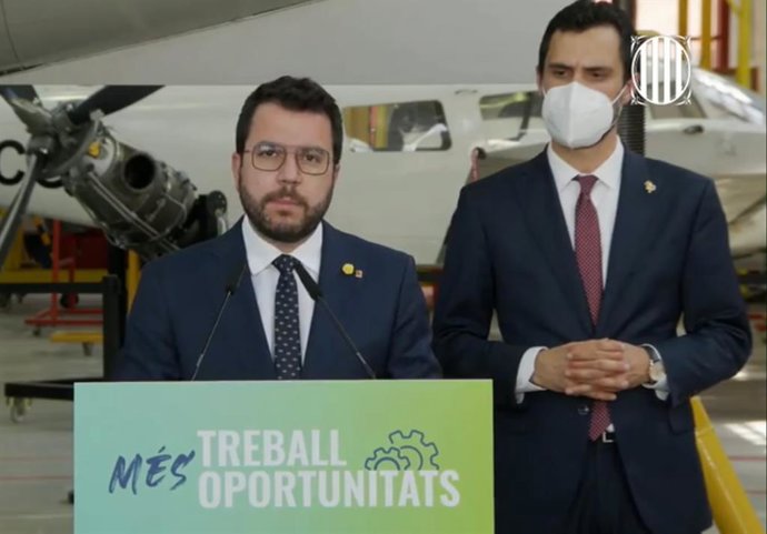 El presidente de la Generalitat, Pere Aragons, y el conseller de Empresa y Trabajo, Roger Torrent, este jueves en rueda de prensa