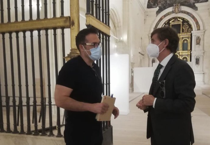 El director del ICA, José Ramón Palazón, y Juan Francisco Rueda, visitan el espacio expositivo del Palacio de San Esteban.