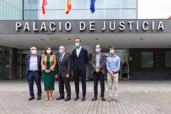 el ministro de Justicia, Juan Carlos Campo, visita los juzgados de Torrelavega
