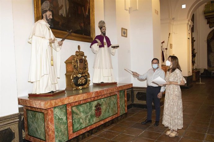 La delegada de Hacienda y Gobierno Interior de la Diputación de Córdoba, Felisa Cañete, junto a las tallas restauradas.