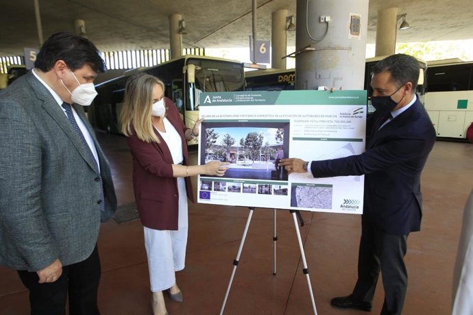La consejera de Fomento, Marifrán Carazo, presenta el proyecto de la nueva estación de autobuses para Huelva.