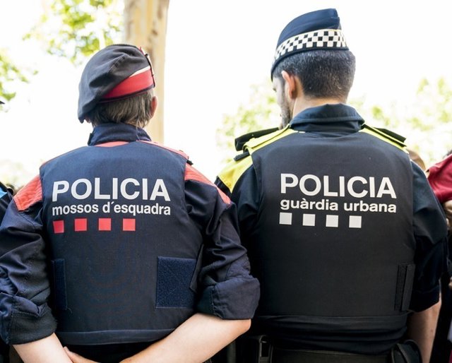 Un agent dels Mossos d'Esquadra i un agent de la Guàrdia Urbana de Barcelona